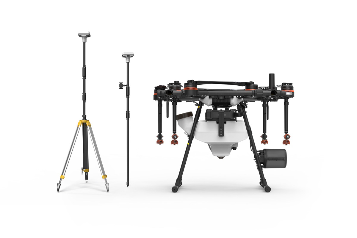 DJI Agras MG-1P RTKは、RTK(リアルタイムキネマティック)技術により、狭く障害物の多い圃場でも安全な自動航行ができるよう設計されており、飛行プランを一度作成すれば、ボタン一つで散布ができる完全自動航行モデルです。